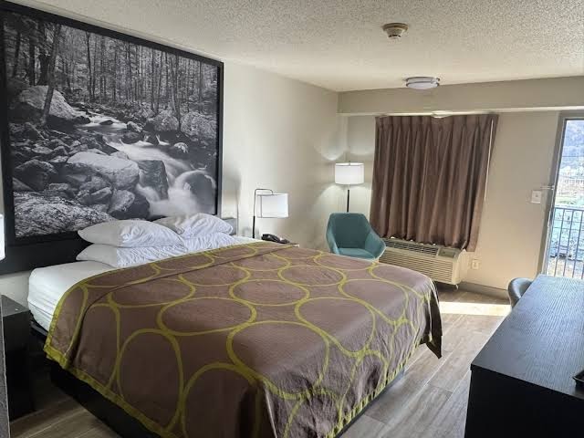 Super 8 by Wyndham Charleston WV Hotel 2
