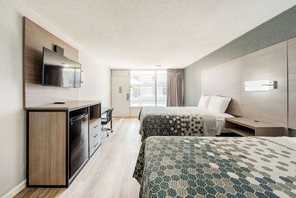 Econo Lodge Inn & Suites Near Bricktown Hotel 2