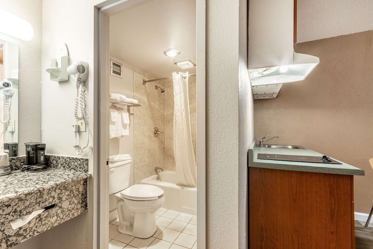 Econo Lodge Inn & Suites Near Bricktown Hotel 3