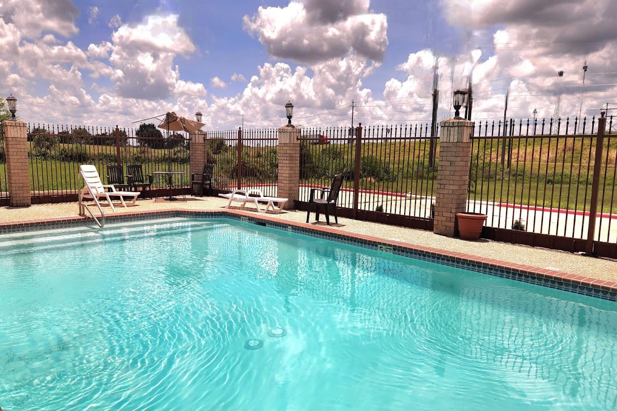 Days Inn by Wyndham Navasota Hotel 3