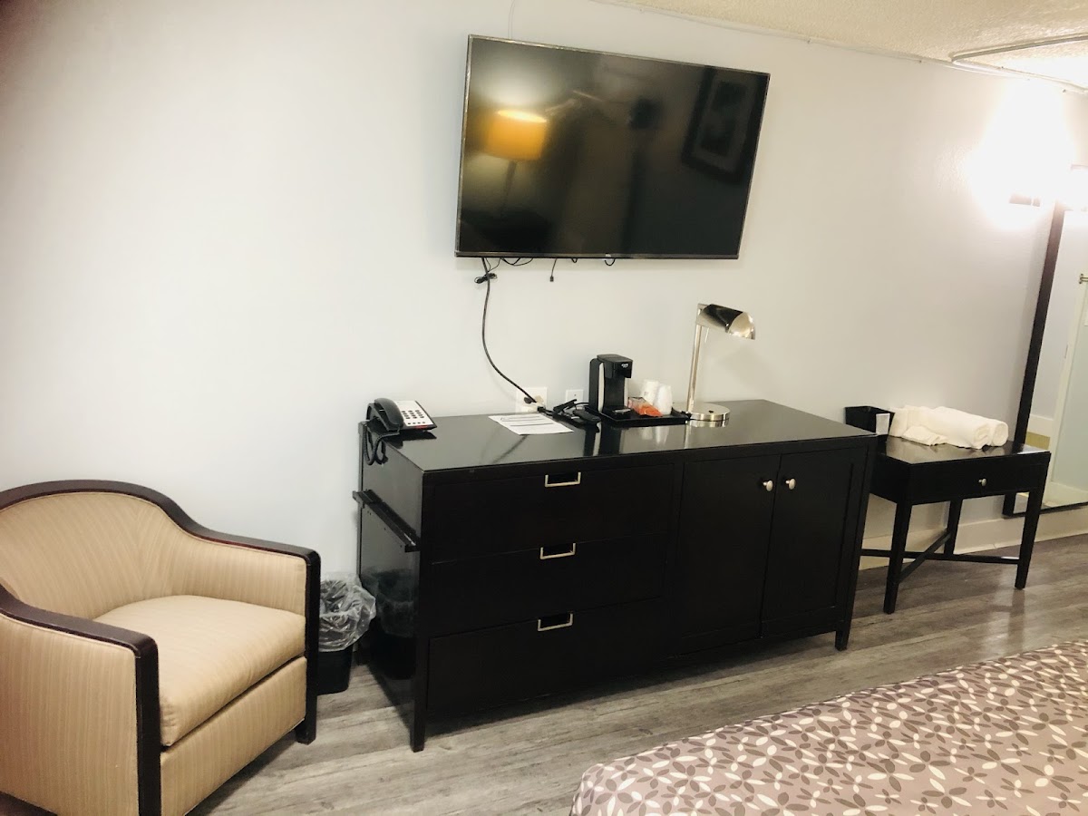 MONTGOMERY INN & SUITES