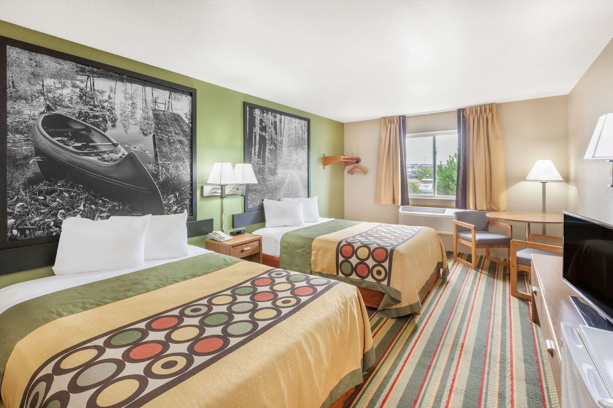 Super 8 by Wyndham Grayling Hotel 2