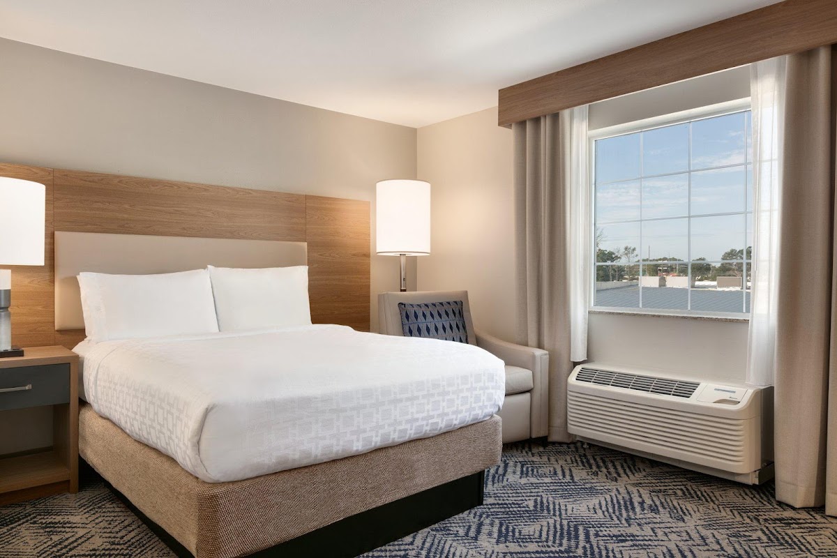 Candlewood Suites Deer Park by IHG Hotel 2