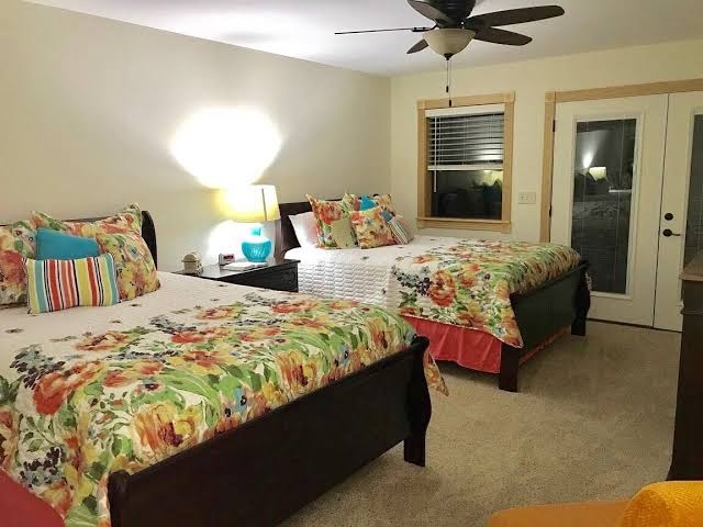 Iron Mountain Lodge & Marina Hotel 2