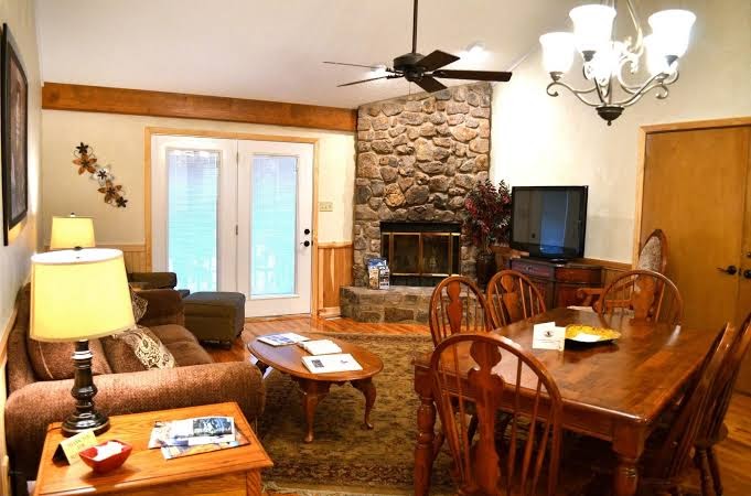 Iron Mountain Lodge & Marina Hotel 3