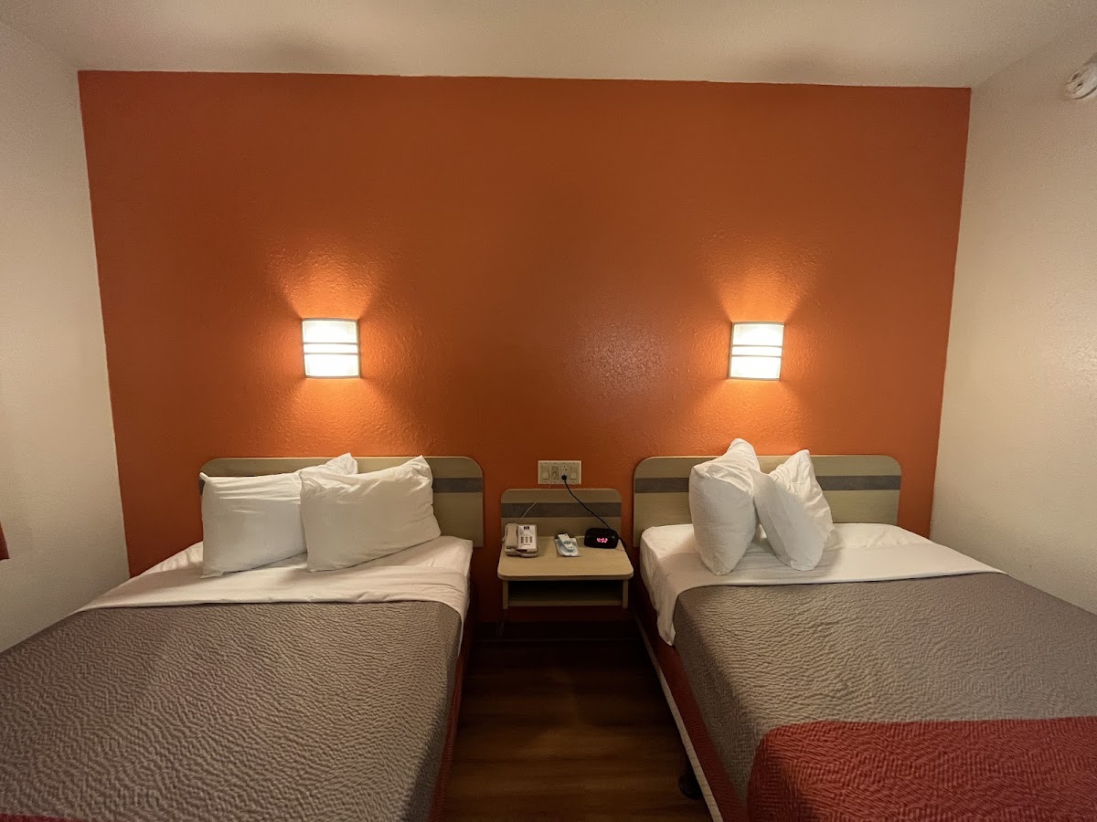 Motel 6 Whitby, ON - Toronto East Hotel 2