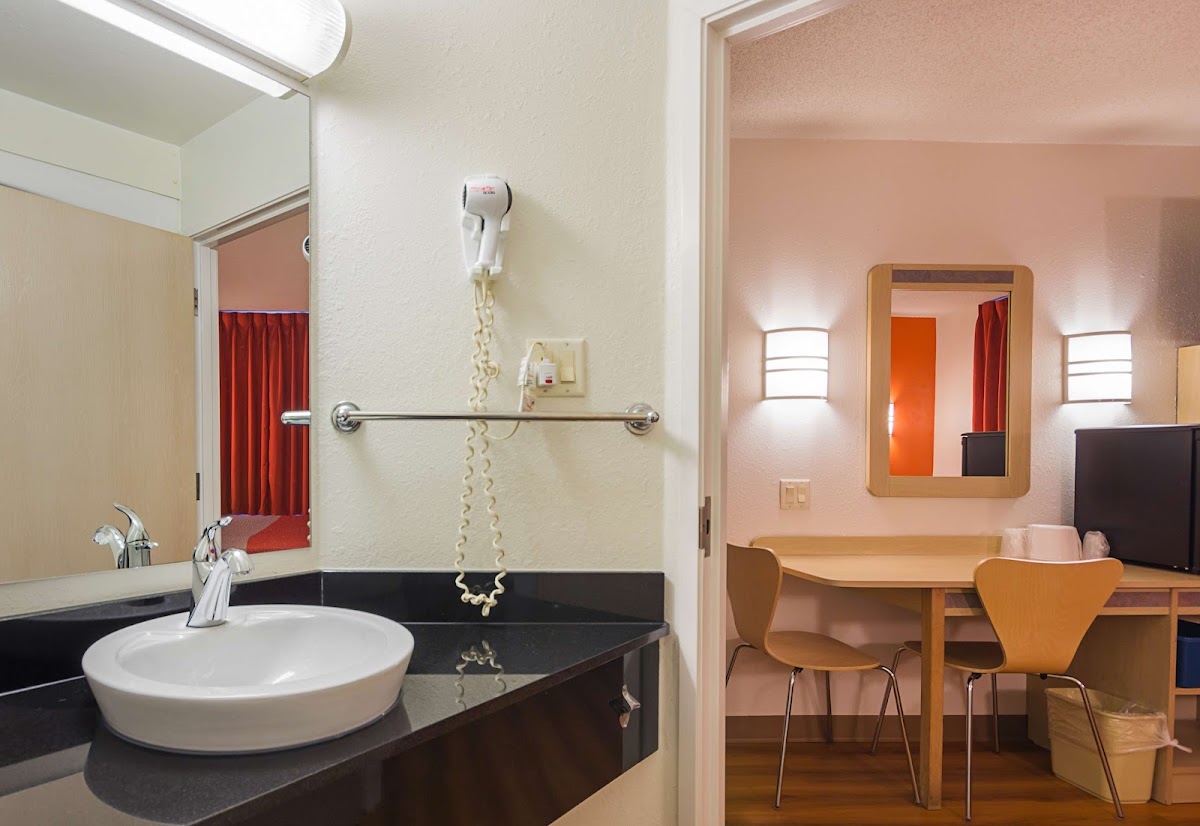 Motel 6 Whitby, ON - Toronto East Hotel 3