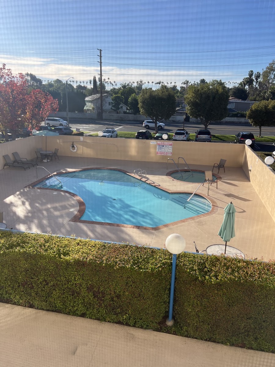 Days Inn & Suites by Wyndham Fullerton