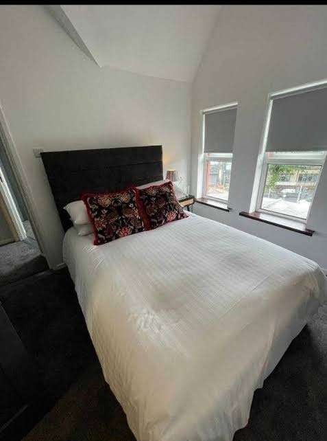 OYO Cavehill Castle Guest Accommodation Hotel 2