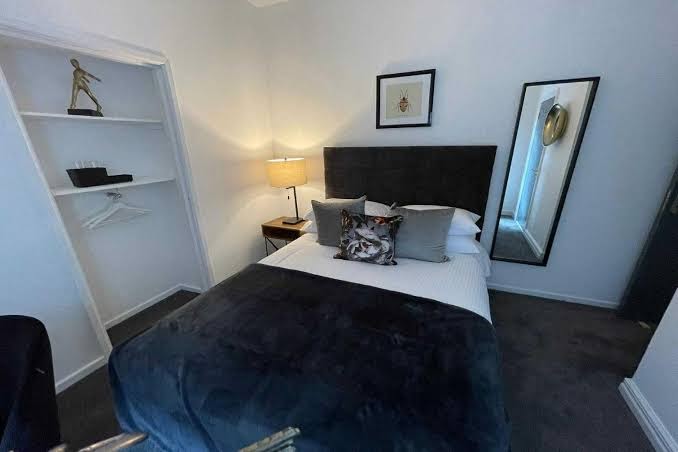 OYO Cavehill Castle Guest Accommodation Hotel 3
