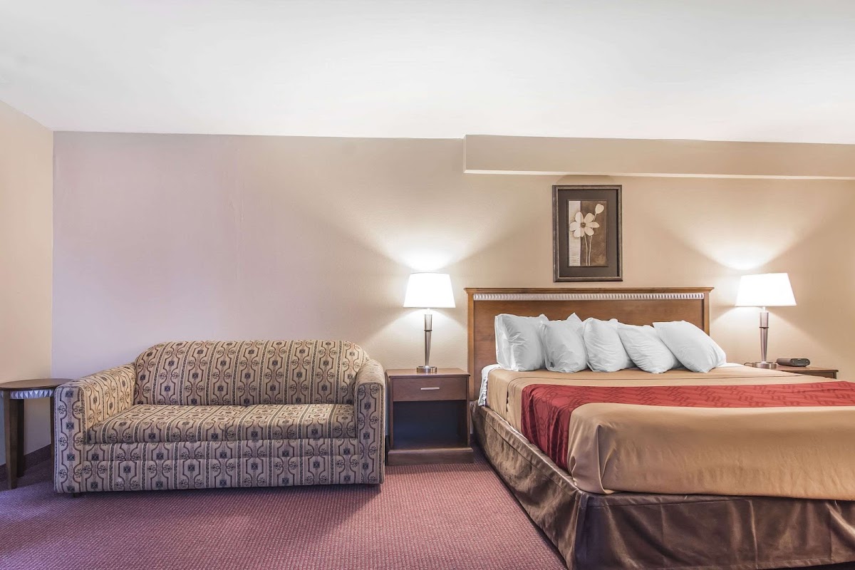 Econo Lodge Hotel 2