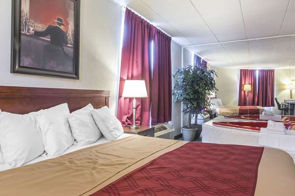 Econo Lodge Hotel 3