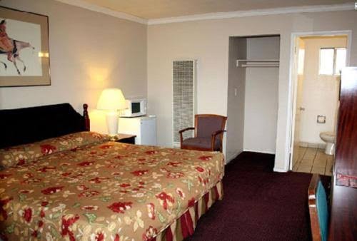 Sunset Inn & Suites Hotel 3