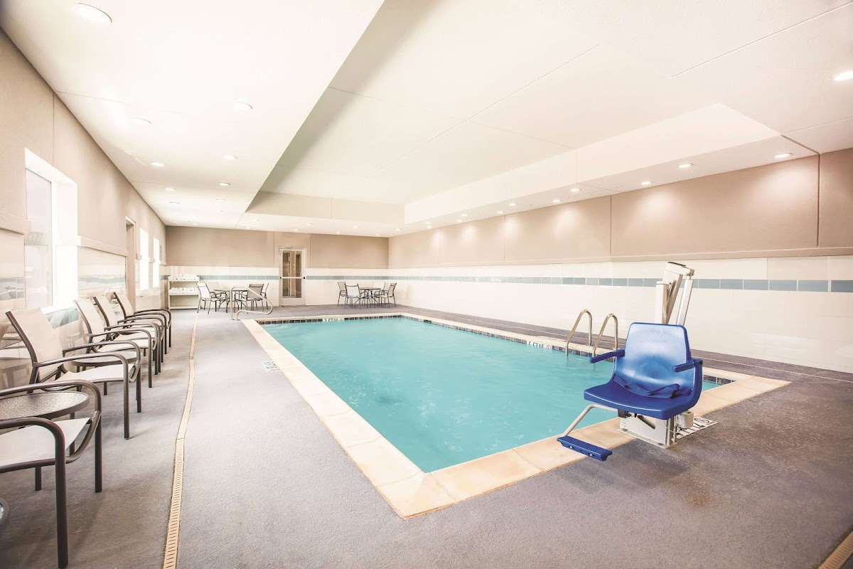 La Quinta Inn & Suites by Wyndham Dallas Plano - The Colony Hotel 3