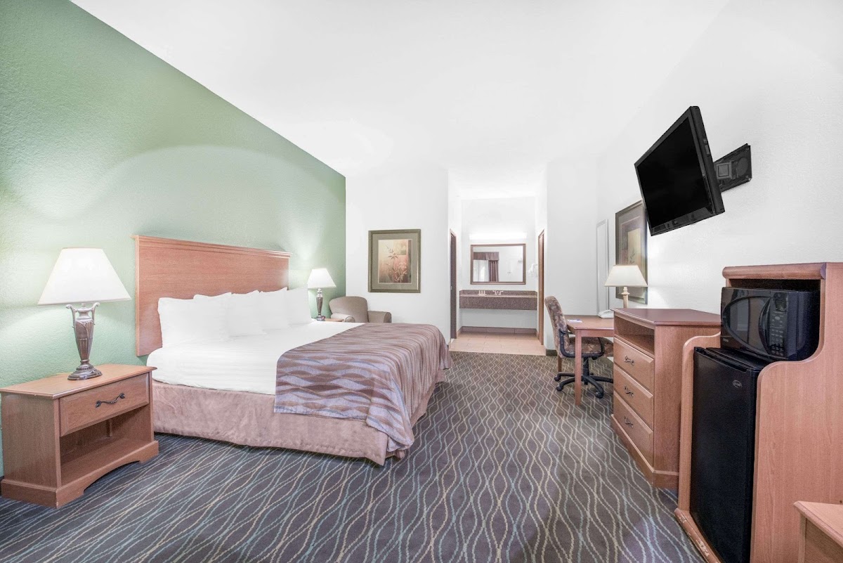 Baymont by Wyndham Pearsall Hotel 2