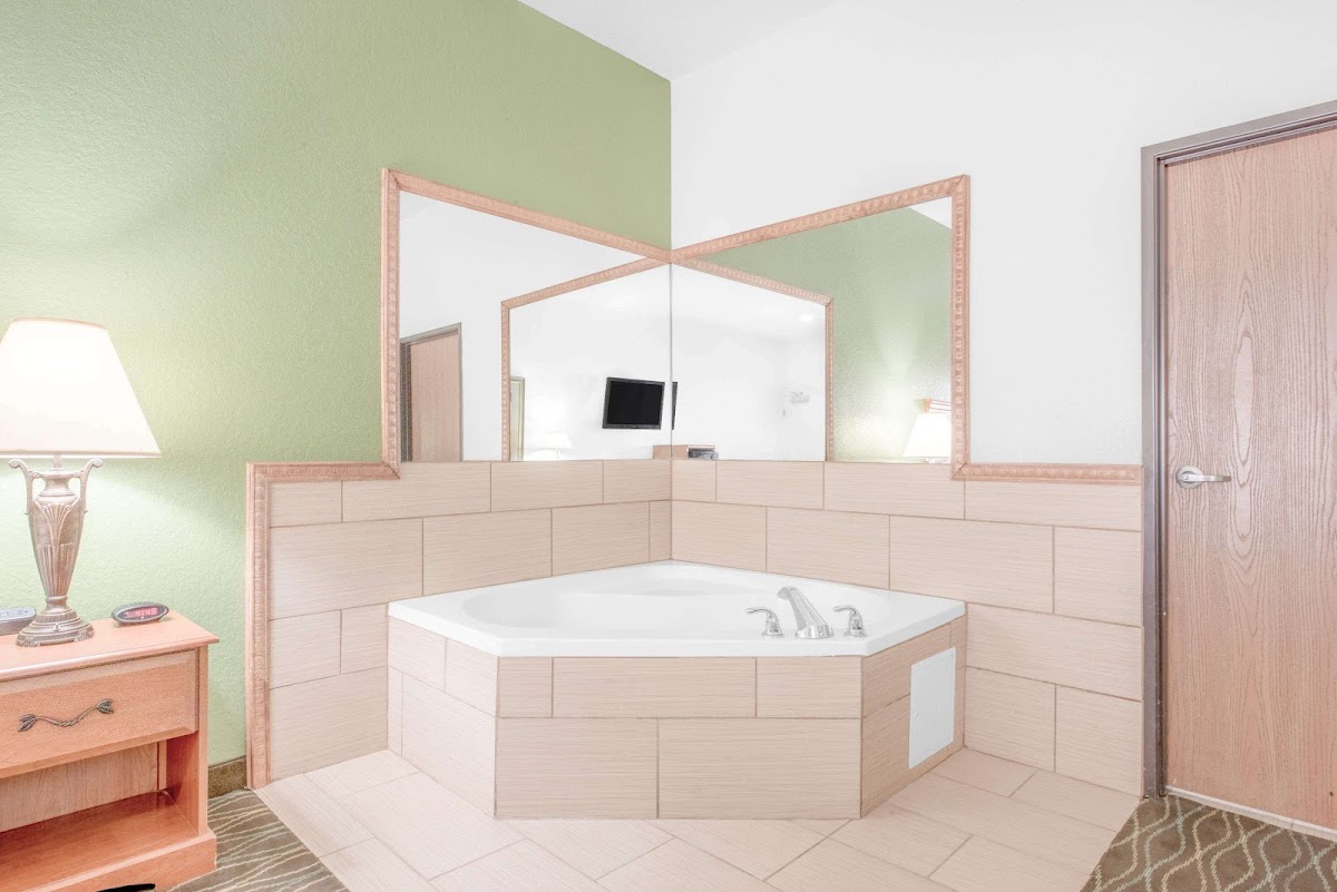 Baymont by Wyndham Pearsall Hotel 3
