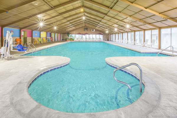 Days Inn by Wyndham Toledo Hotel 3