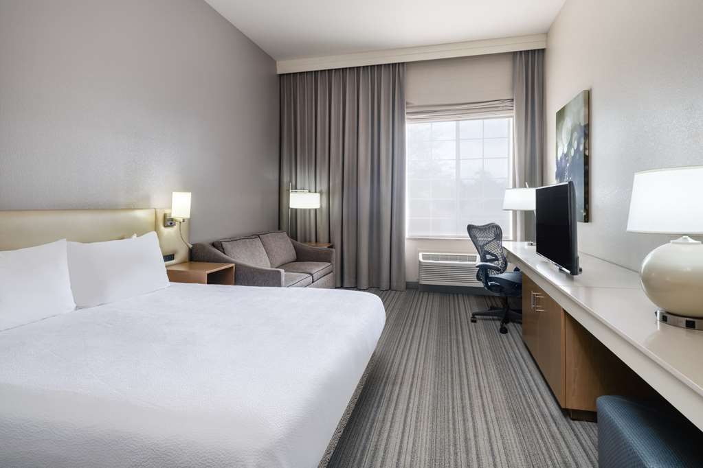 Hilton Garden Inn Bakersfield Hotel 2