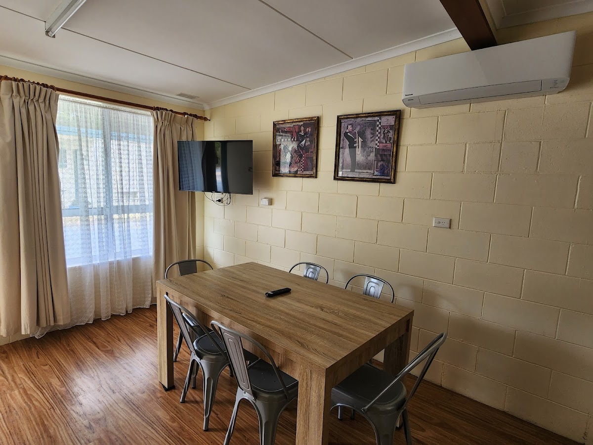 Snowy River Lodge Motel Hotel 3
