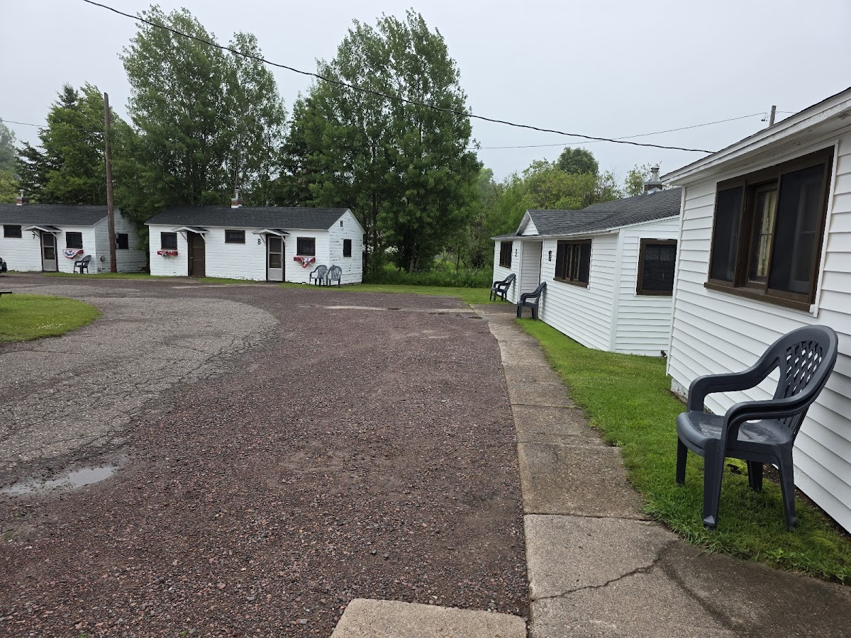 Vic's Cabins Hotel 2