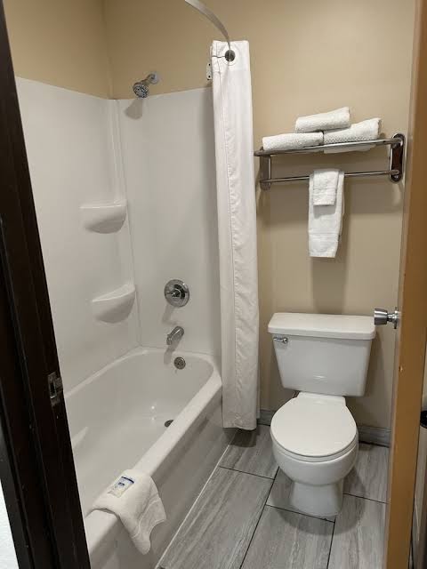 Super 8 by Wyndham Grand Island South Hotel 3