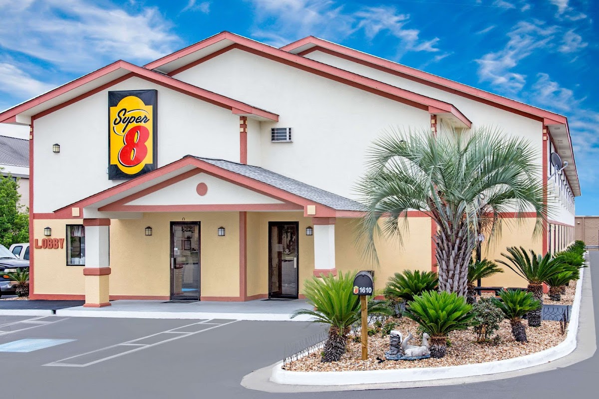 Super 8 by Wyndham Douglas Hotel 1
