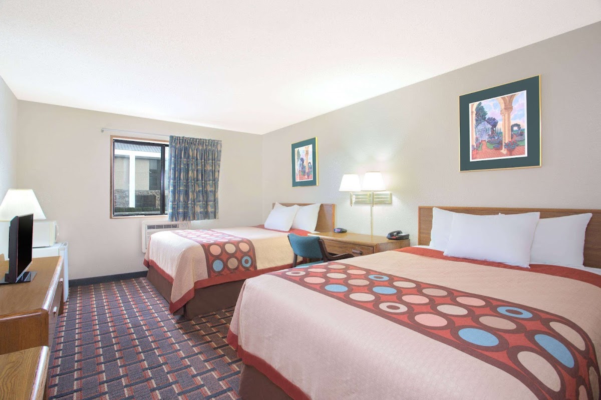 Super 8 by Wyndham Douglas Hotel 2