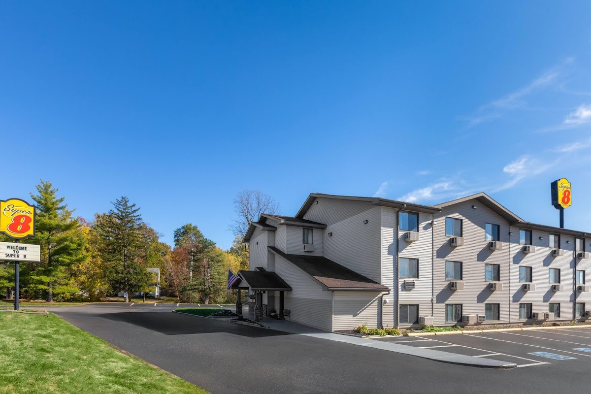 Super 8 by Wyndham Kent/Akron Area Hotel 1