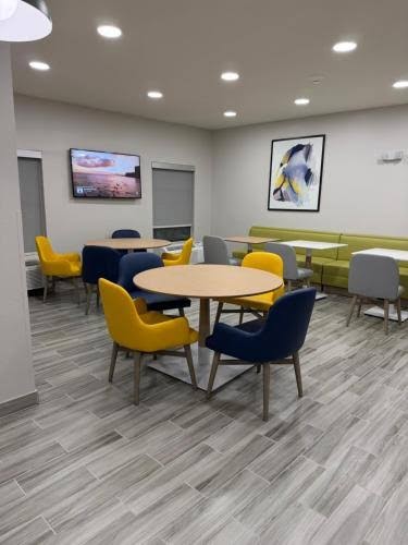Days Inn & Suites by Wyndham Harvey/Chicago