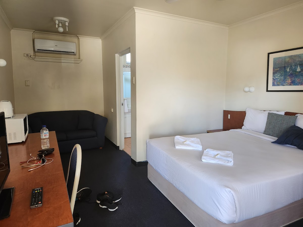 Town & Country Motel Hotel 2