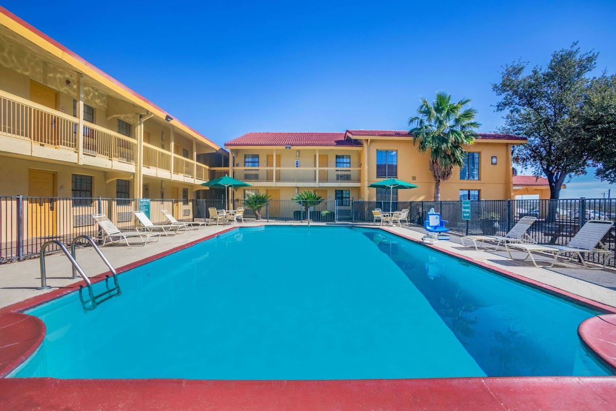 Super 8 by Wyndham Eagle Pass - Formerly La Quinta