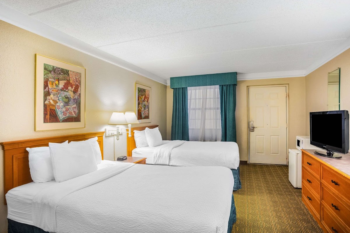 Super 8 by Wyndham Eagle Pass - Formerly La Quinta Hotel 2