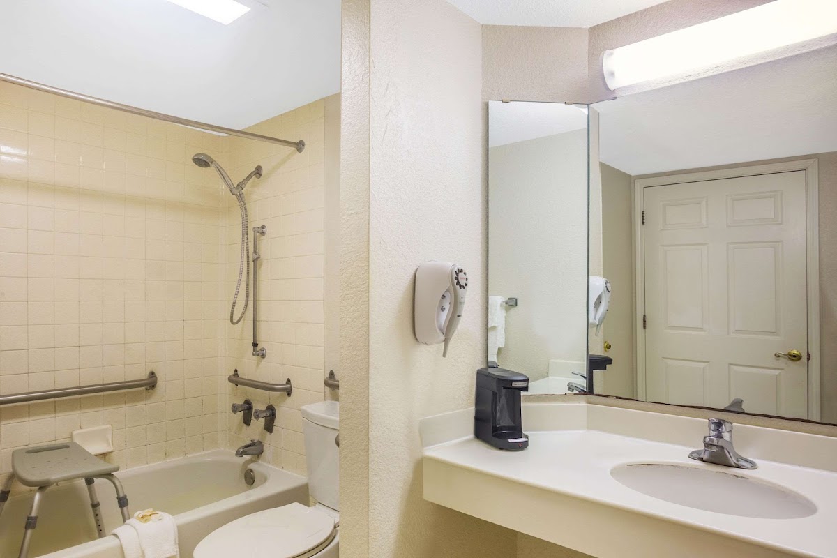 Super 8 by Wyndham Eagle Pass - Formerly La Quinta Hotel 3