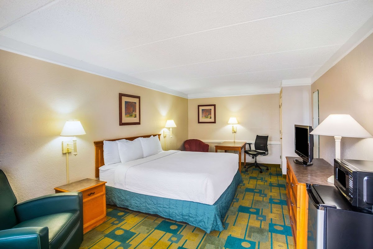 Super 8 by Wyndham Eagle Pass - Formerly La Quinta