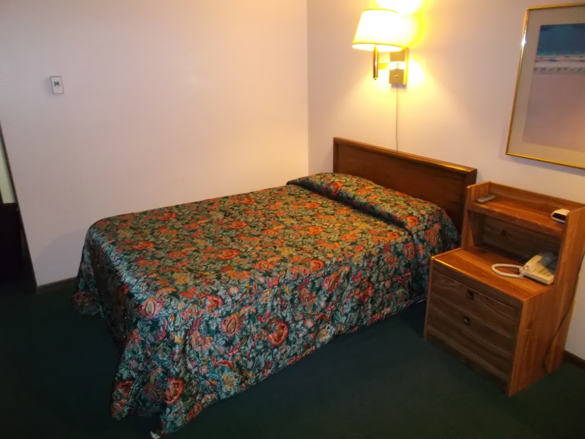 Travel Inn Motel Oakes Hotel 2