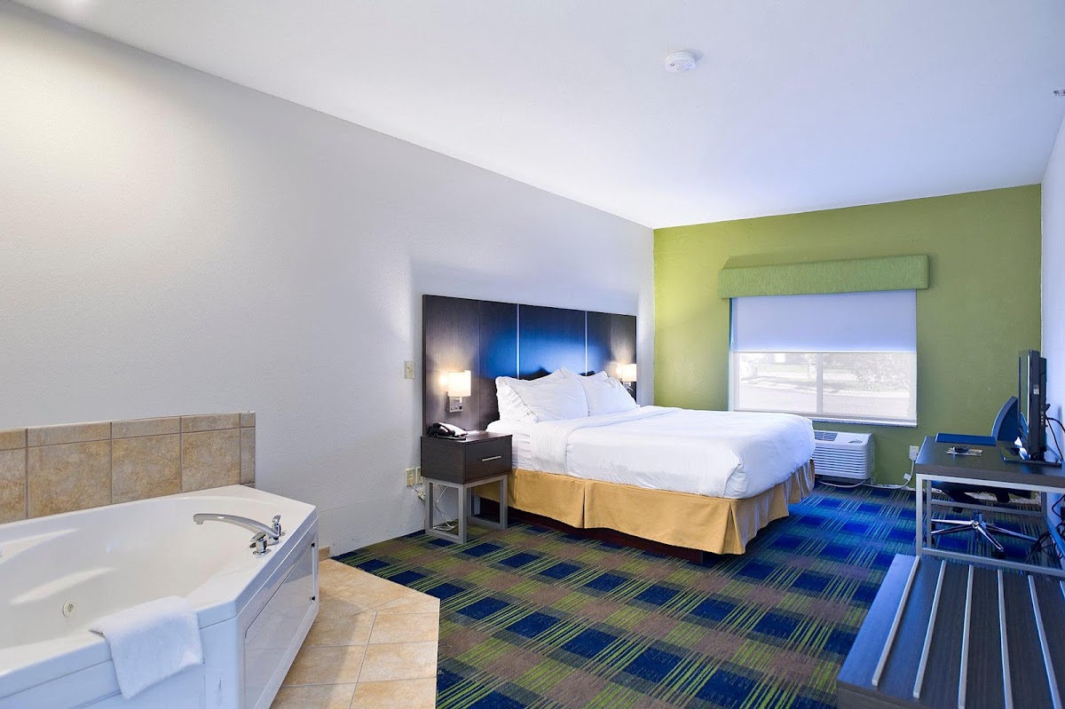 Holiday Inn Express & Suites Vermillion by IHG Hotel 3