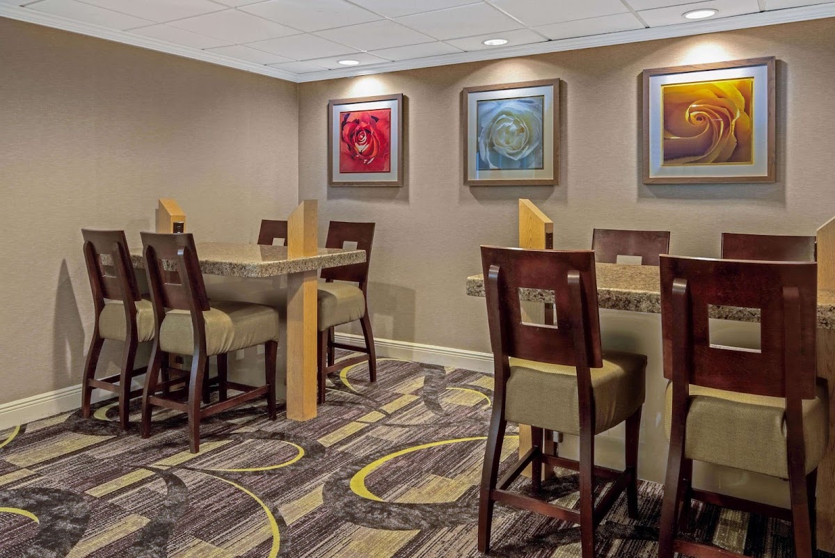 La Quinta Inn & Suites by Wyndham Naples East (I-75) Hotel 2