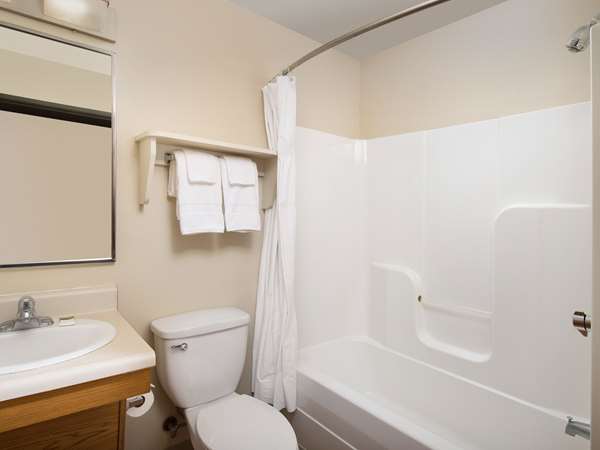 Suburban Studios Watford City Hotel 2