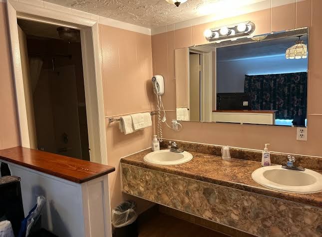 Redwood Arms Motel Hotel 3