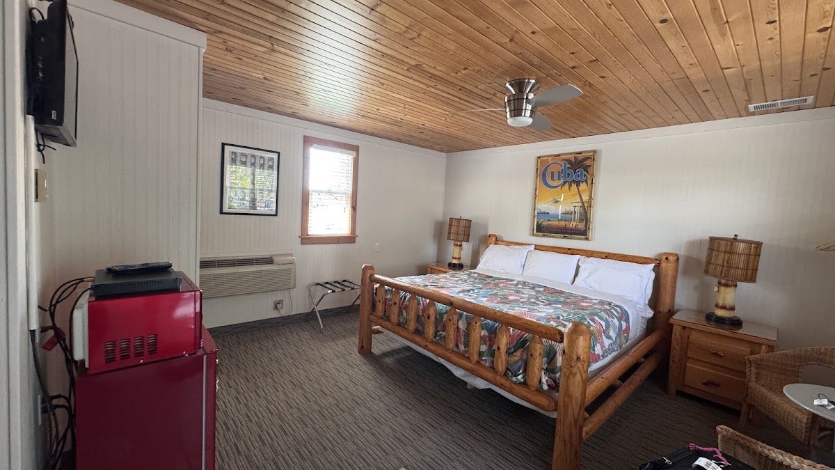 Pines Motor Lodge & Retro Gift Hotel 2
