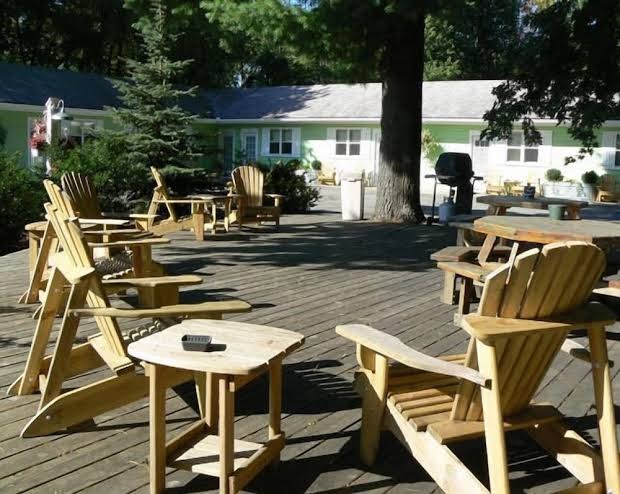 Pines Motor Lodge & Retro Gift