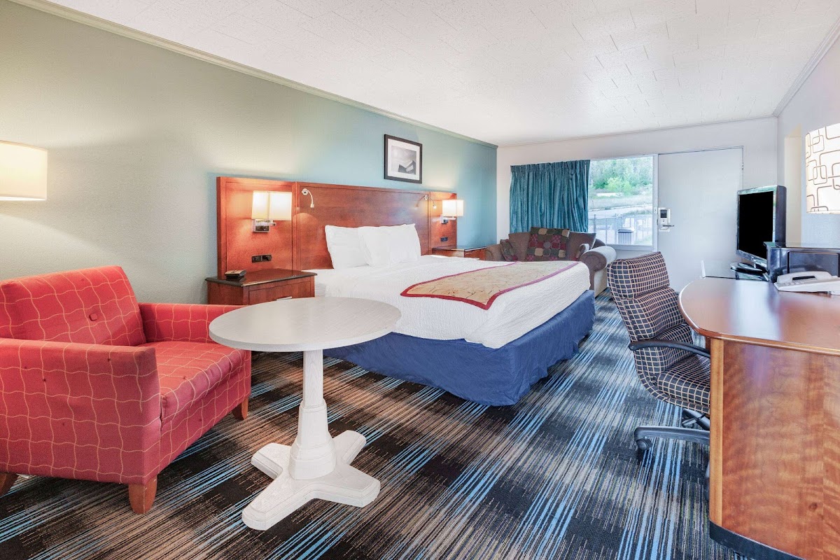 Days Inn & Suites by Wyndham St. Ignace Lakefront Hotel 2