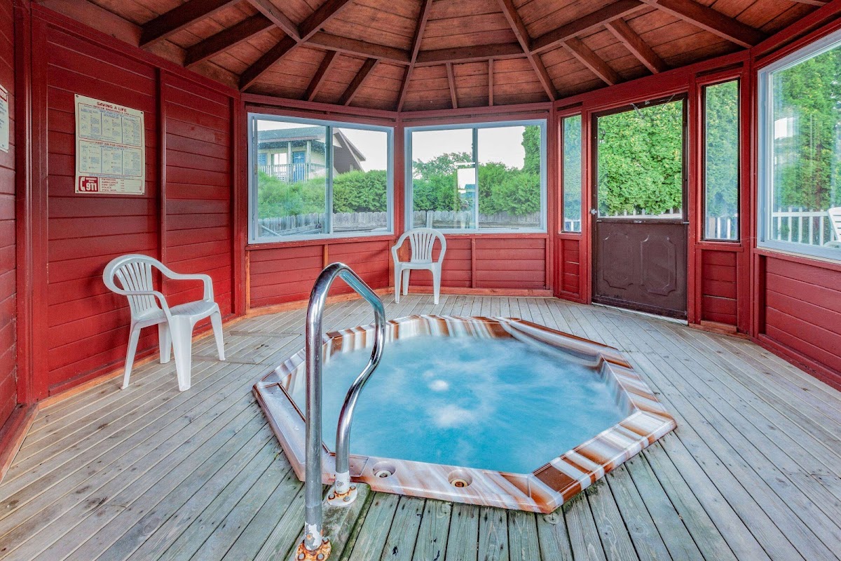 Days Inn & Suites by Wyndham St. Ignace Lakefront Hotel 3