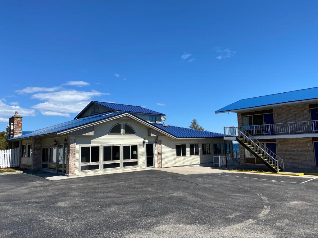 Days Inn & Suites by Wyndham St. Ignace Lakefront