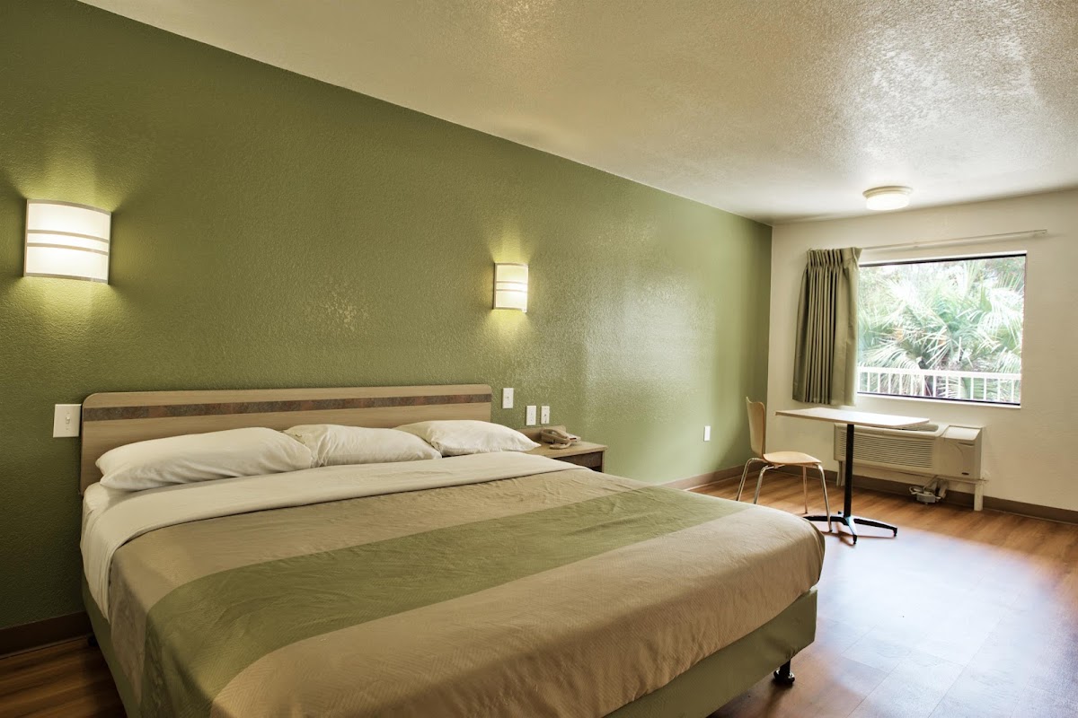 Motel 6 Tallahassee, FL - Downtown Hotel 3