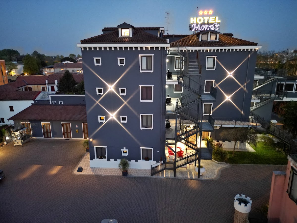 Momi's Hotel