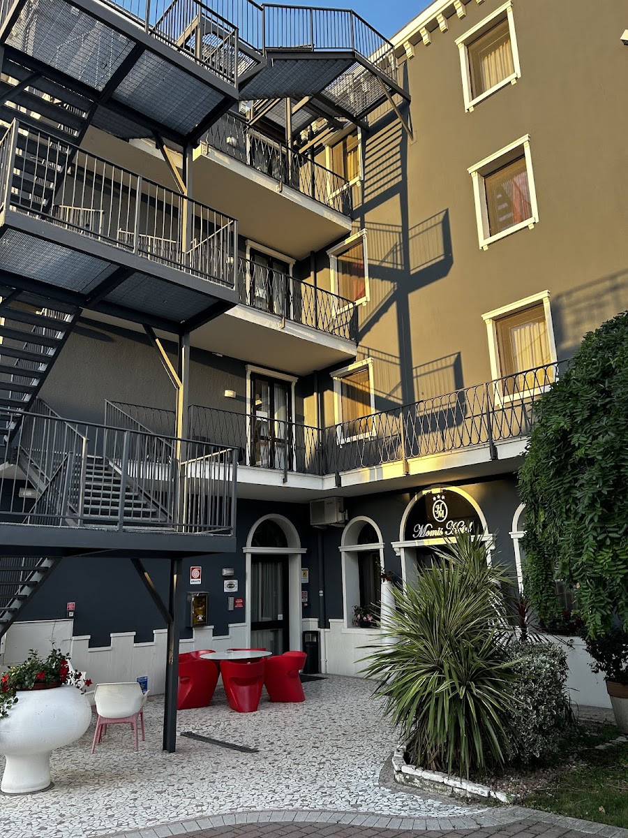 Momi's Hotel