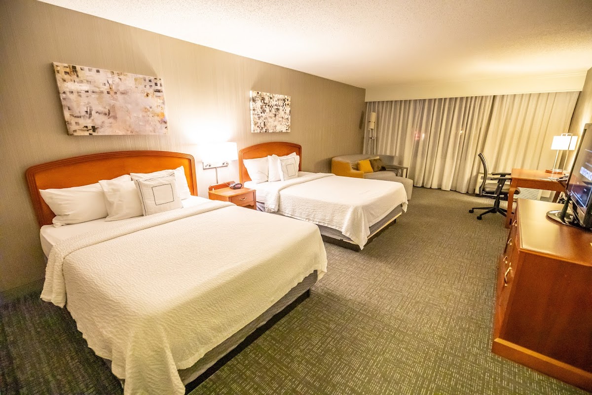 Courtyard by Marriott Edison Woodbridge Hotel 2