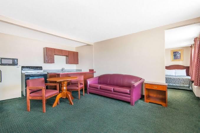 Blue Way Inn & Suites Wichita East Hotel 3