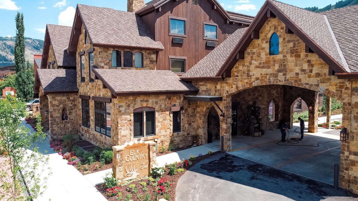 Elk Country Inn